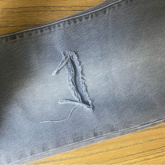 FLASH SALE! Levi's 90's black distressed relaxed jeans - Picture 12 of 17